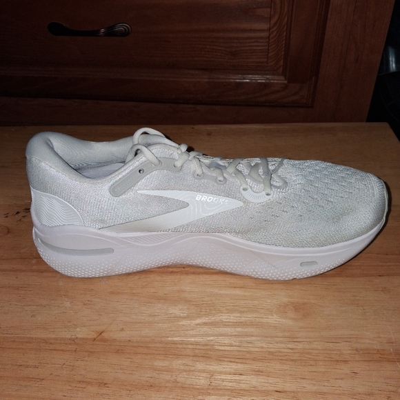 Brooks Ghost Max White Running Shoes In A Womens Size 9. NWOB With A Small Spot - Picture 5 of 13